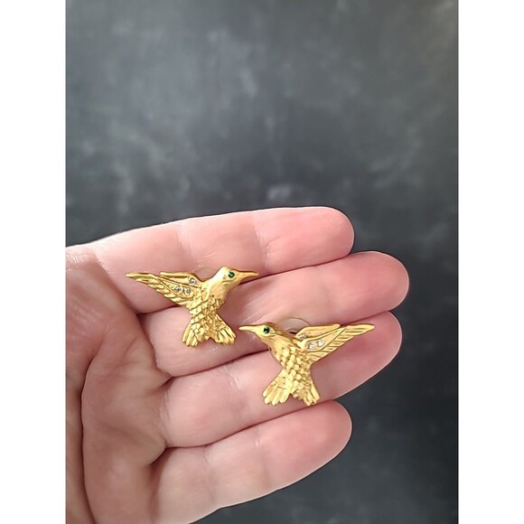 Hummingbird Shaped Gold Tone Metal Stud Earrings Vintage Costume Jewelry - Picture 1 of 10